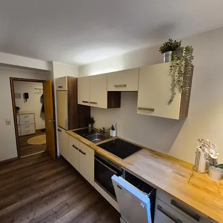 Uni- Und Citynahe Souterrain-wohnung Am Waldpark