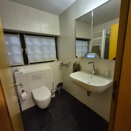 Uni- Und Citynahe Souterrain-wohnung Am Waldpark *