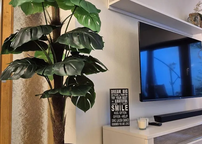 Uni- Und Citynahe Souterrain-wohnung Am Waldpark *