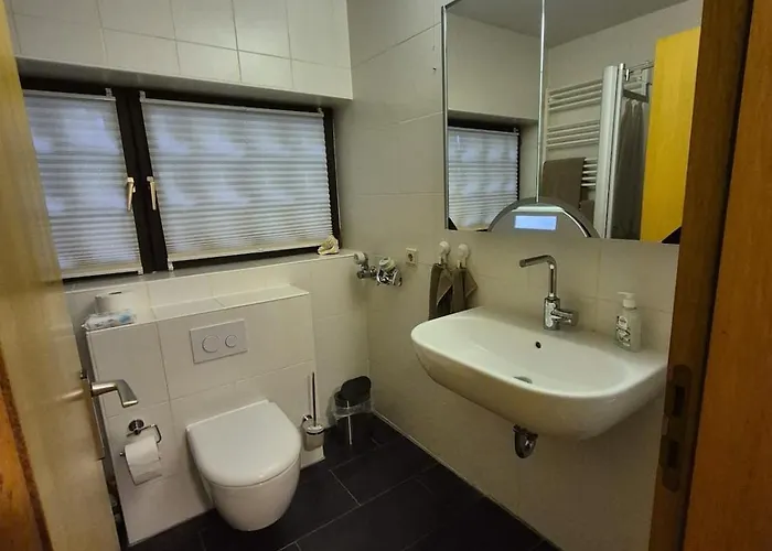 Uni- Und Citynahe Souterrain-wohnung Am Waldpark *